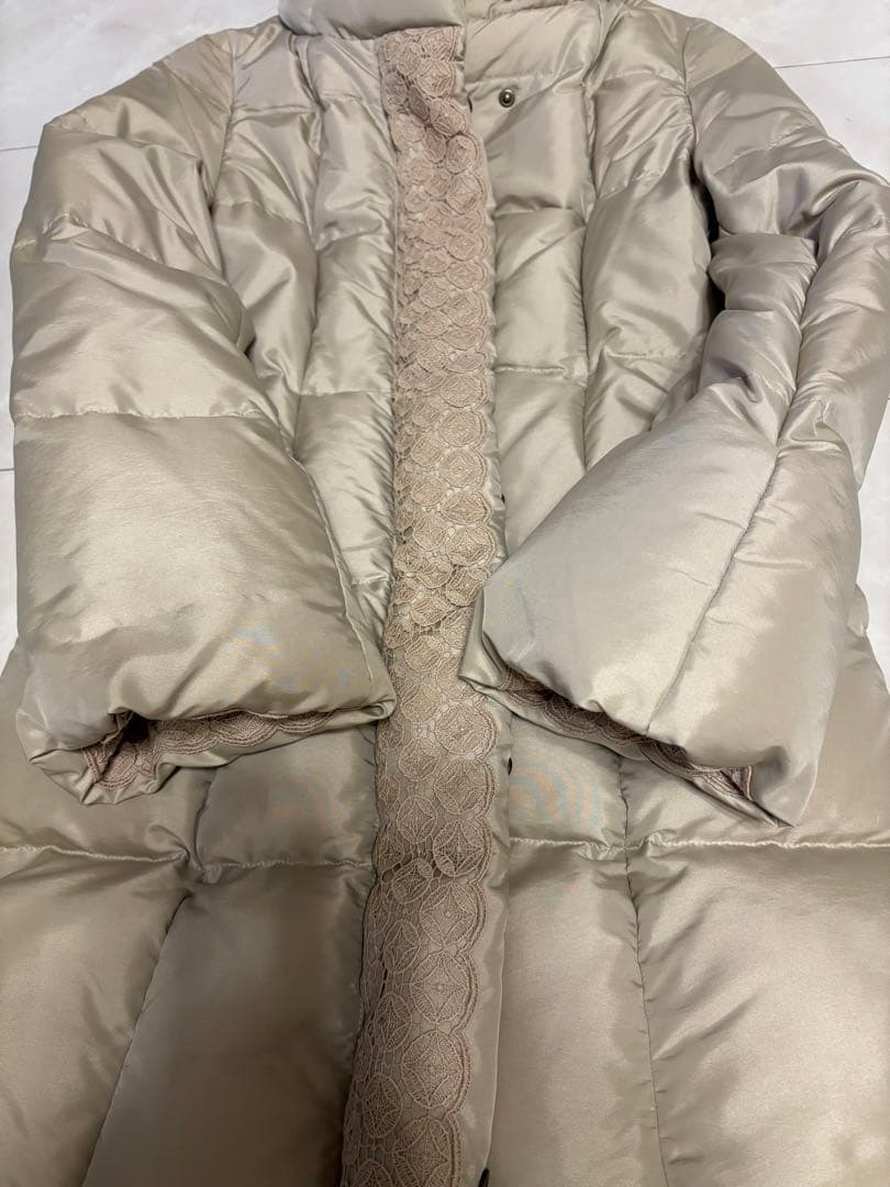 シビラ　刺繍柄付きダウンコート　美品