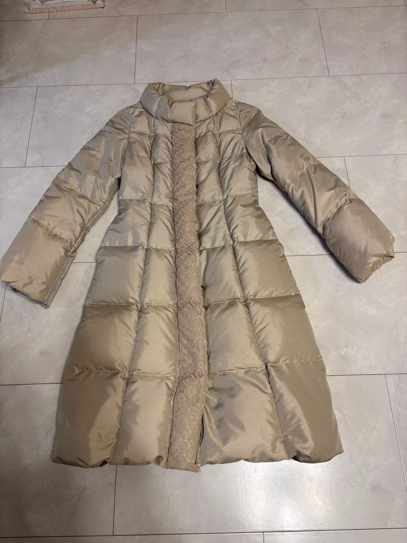 シビラ　刺繍柄付きダウンコート　美品