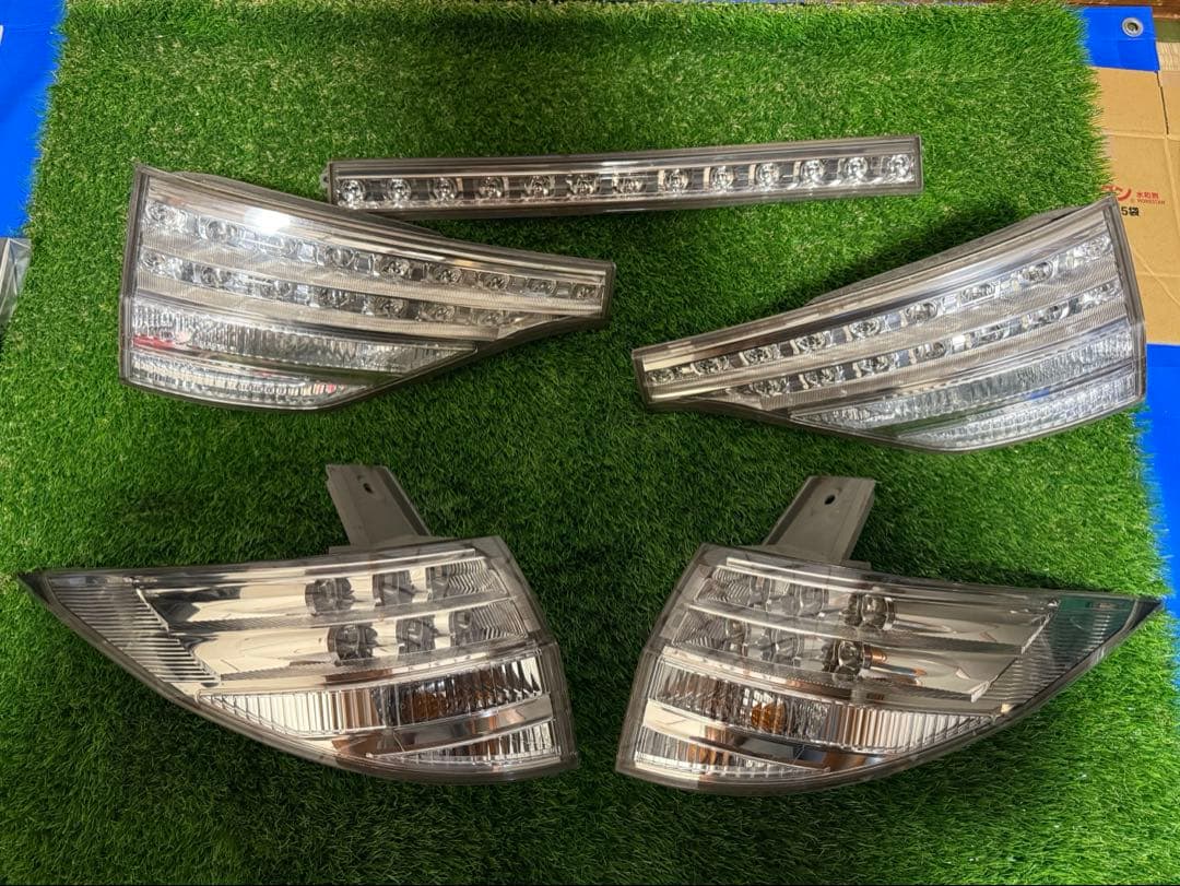 トヨタ エスティマACR50W AHR20Wテールライト