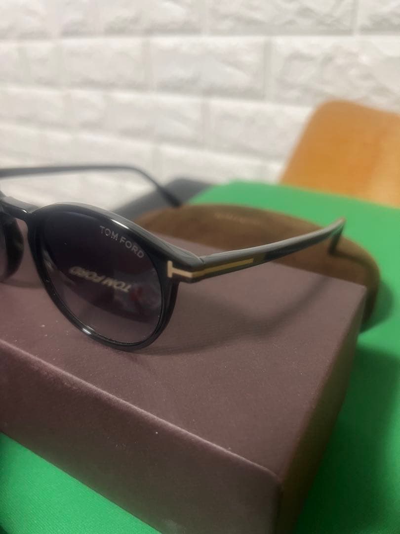 ［正規品］トムフォードサングラス TF539 01B