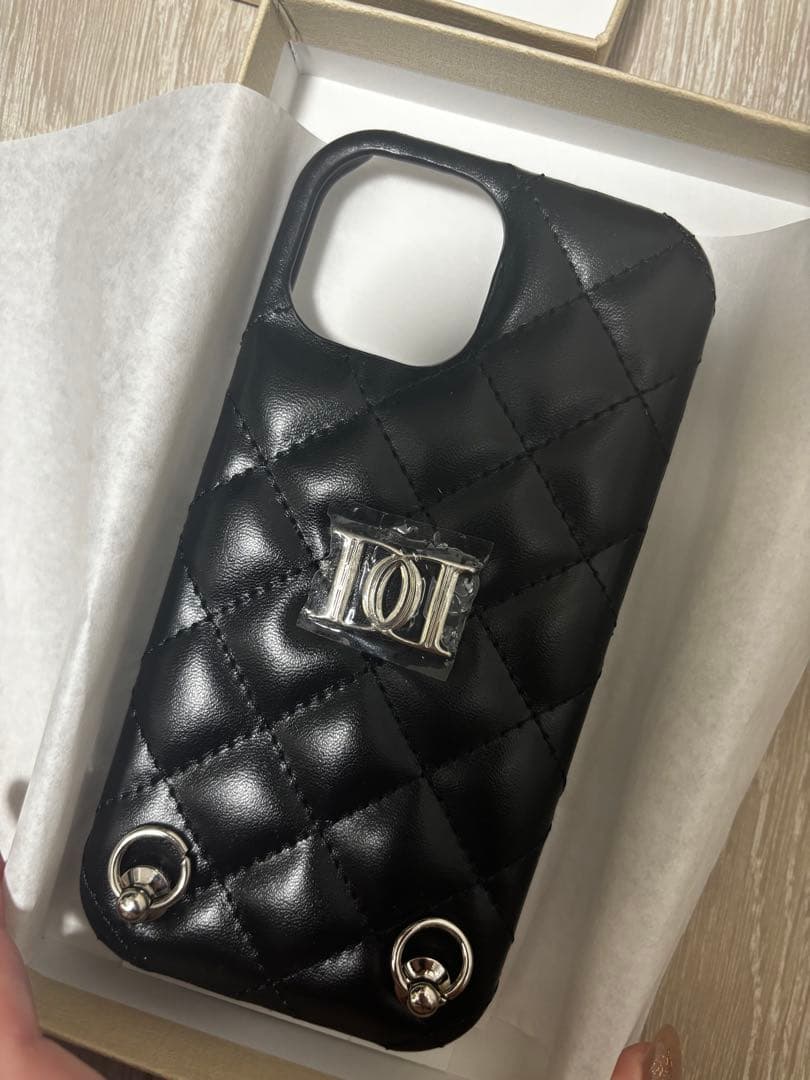 ダーリッチ　DDキルティングiPhoneケース　iPhone15