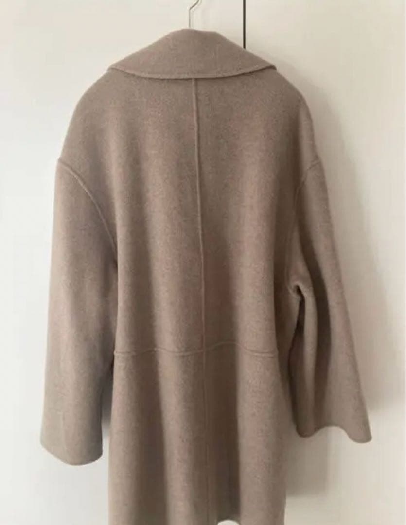 ベージュ ダブルブレスト チェスターコート