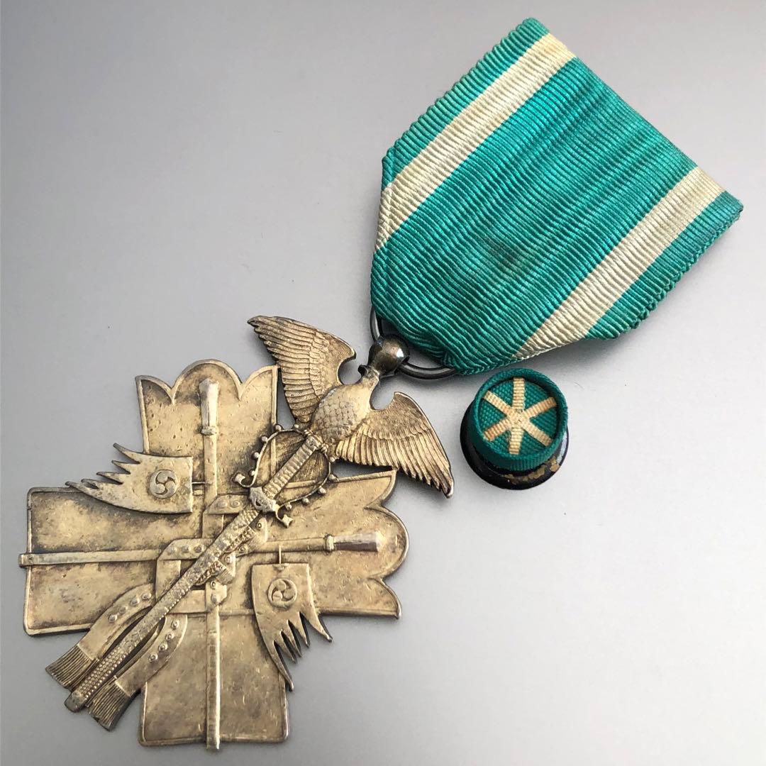 【送料無料】 旧日本軍 陸軍 海軍 記章 徽章 功六級金鵄勲章 略綬 共箱 銀製