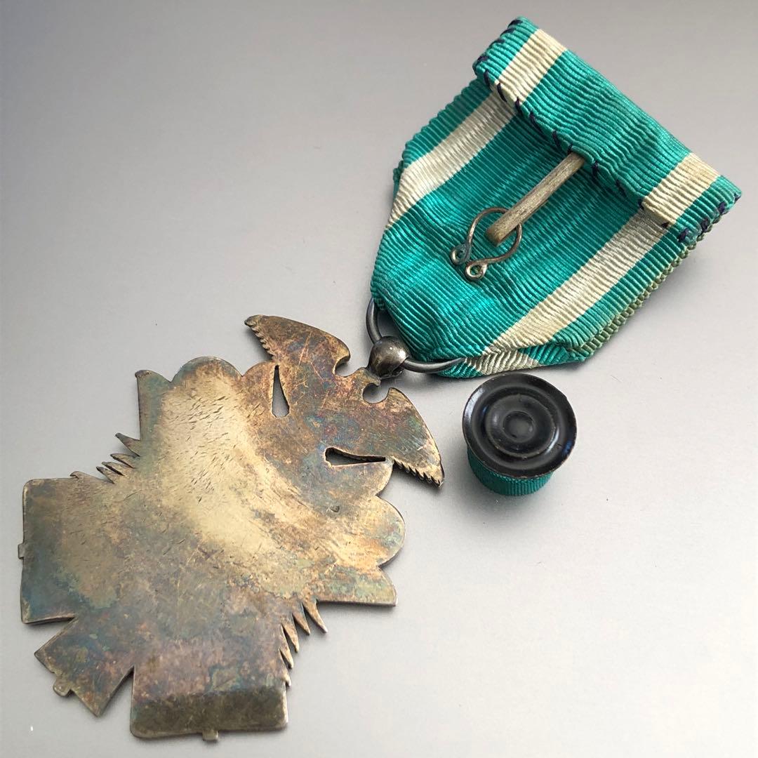 【送料無料】 旧日本軍 陸軍 海軍 記章 徽章 功六級金鵄勲章 略綬 共箱 銀製