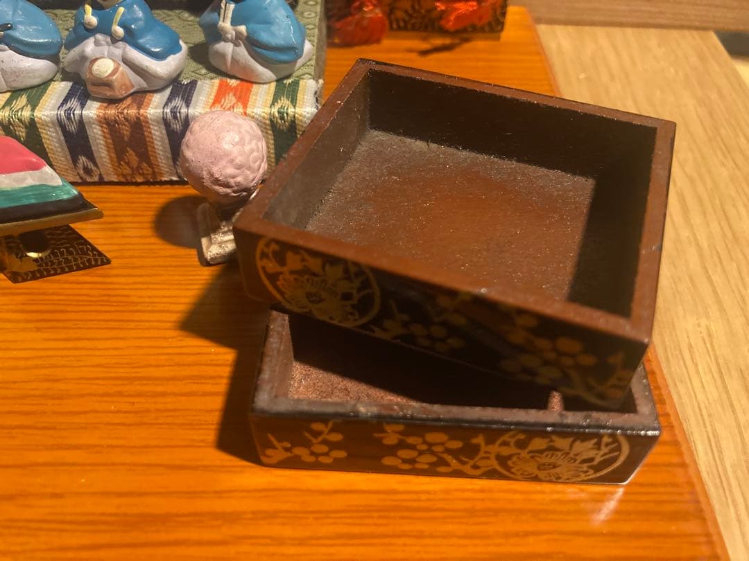 小さい小さい雛人形と雛道具