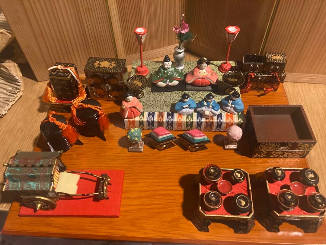 小さい小さい雛人形と雛道具