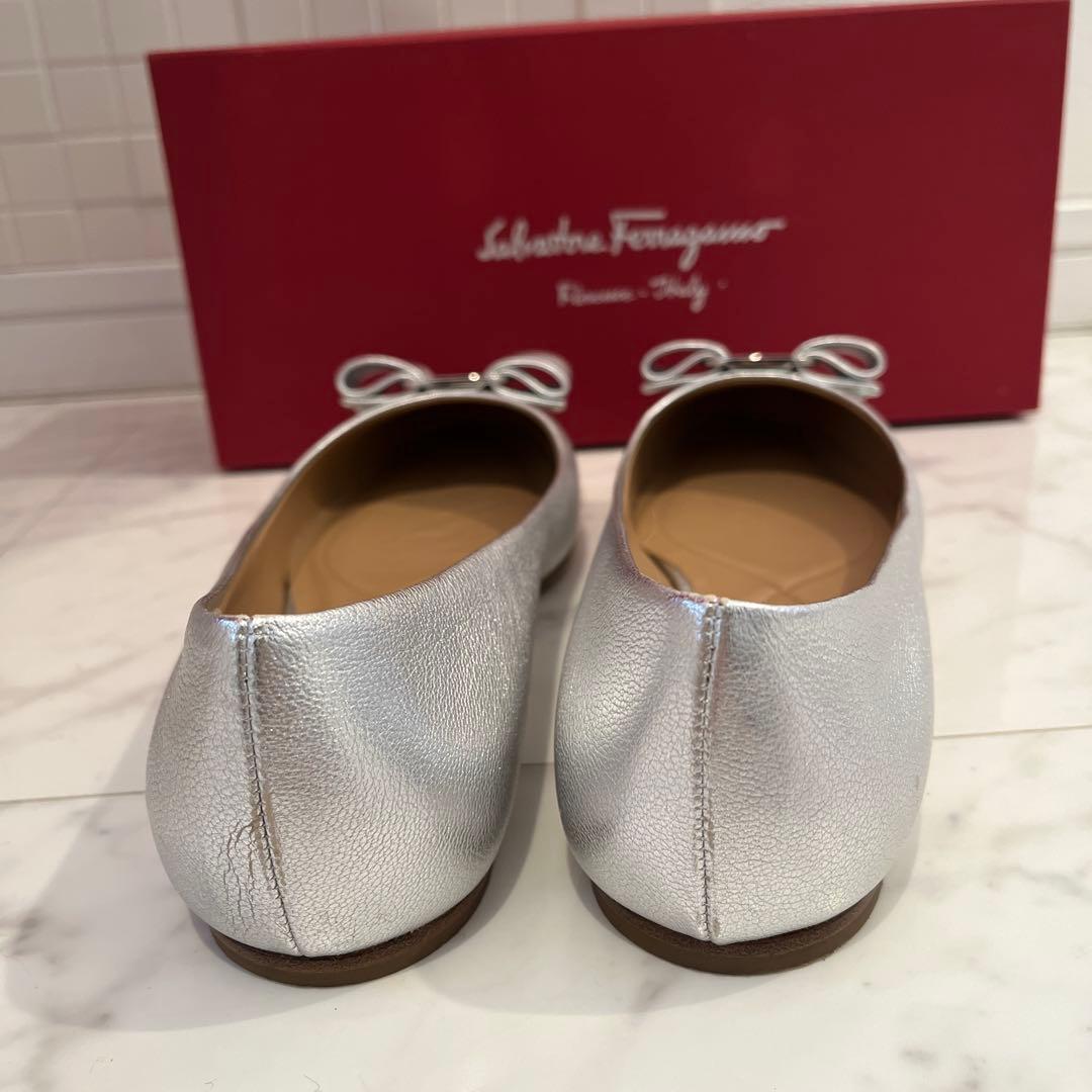 Salvatore Ferragamo ヴァラ リボン シルバー サイズ8