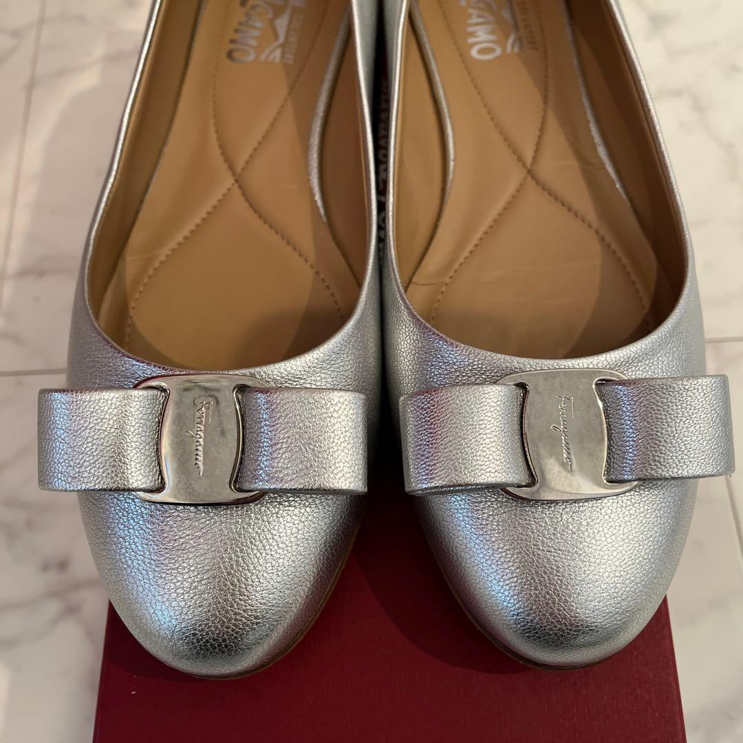 Salvatore Ferragamo ヴァラ リボン シルバー サイズ8