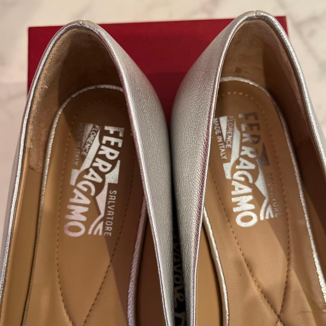 Salvatore Ferragamo ヴァラ リボン シルバー サイズ8