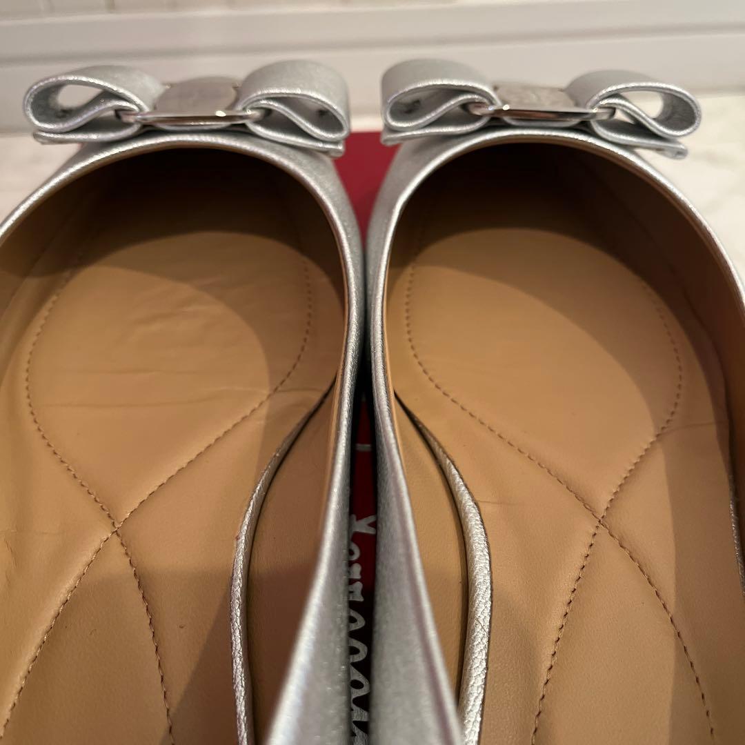 Salvatore Ferragamo ヴァラ リボン シルバー サイズ8