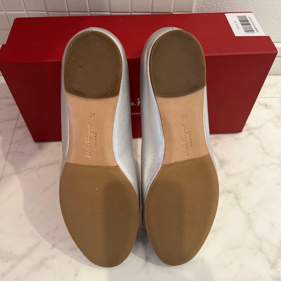 Salvatore Ferragamo ヴァラ リボン シルバー サイズ8