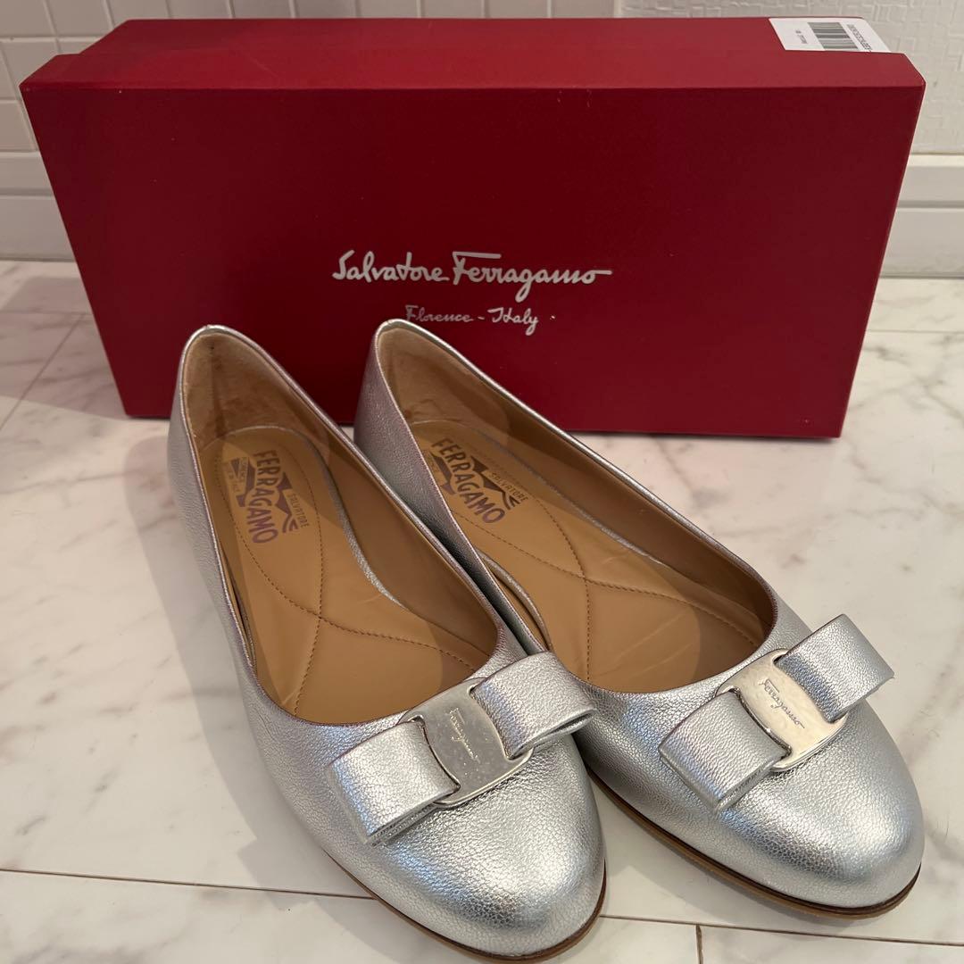 Salvatore Ferragamo ヴァラ リボン シルバー サイズ8