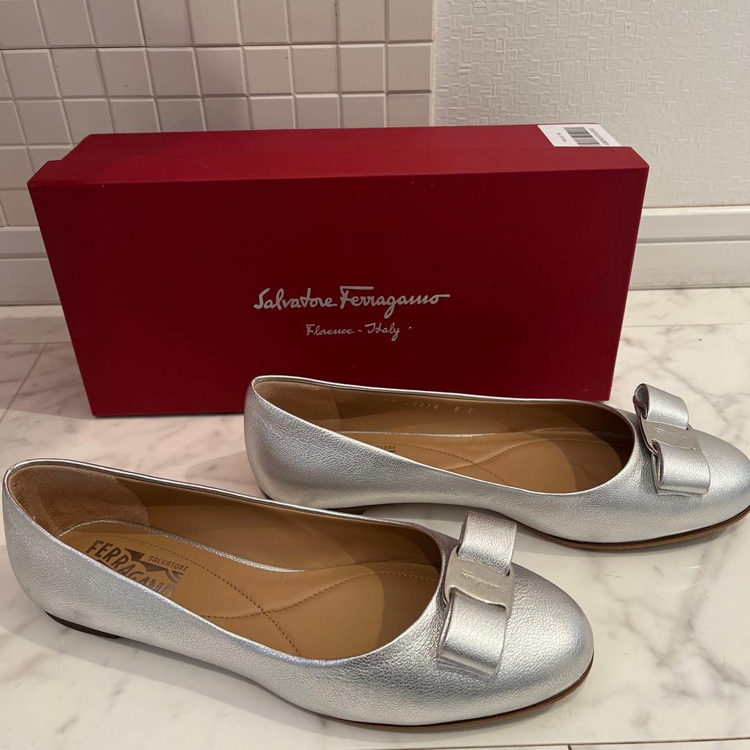 Salvatore Ferragamo ヴァラ リボン シルバー サイズ8