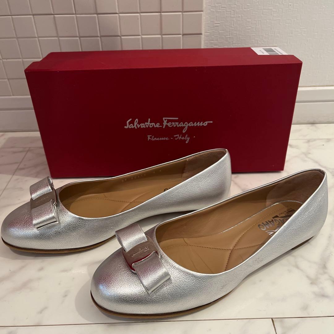 Salvatore Ferragamo ヴァラ リボン シルバー サイズ8