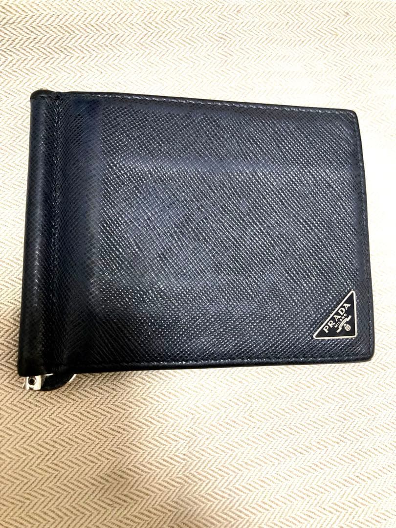PRADA　マネークリップ付サフィアーノトライアングル 財布 黒(正規品)