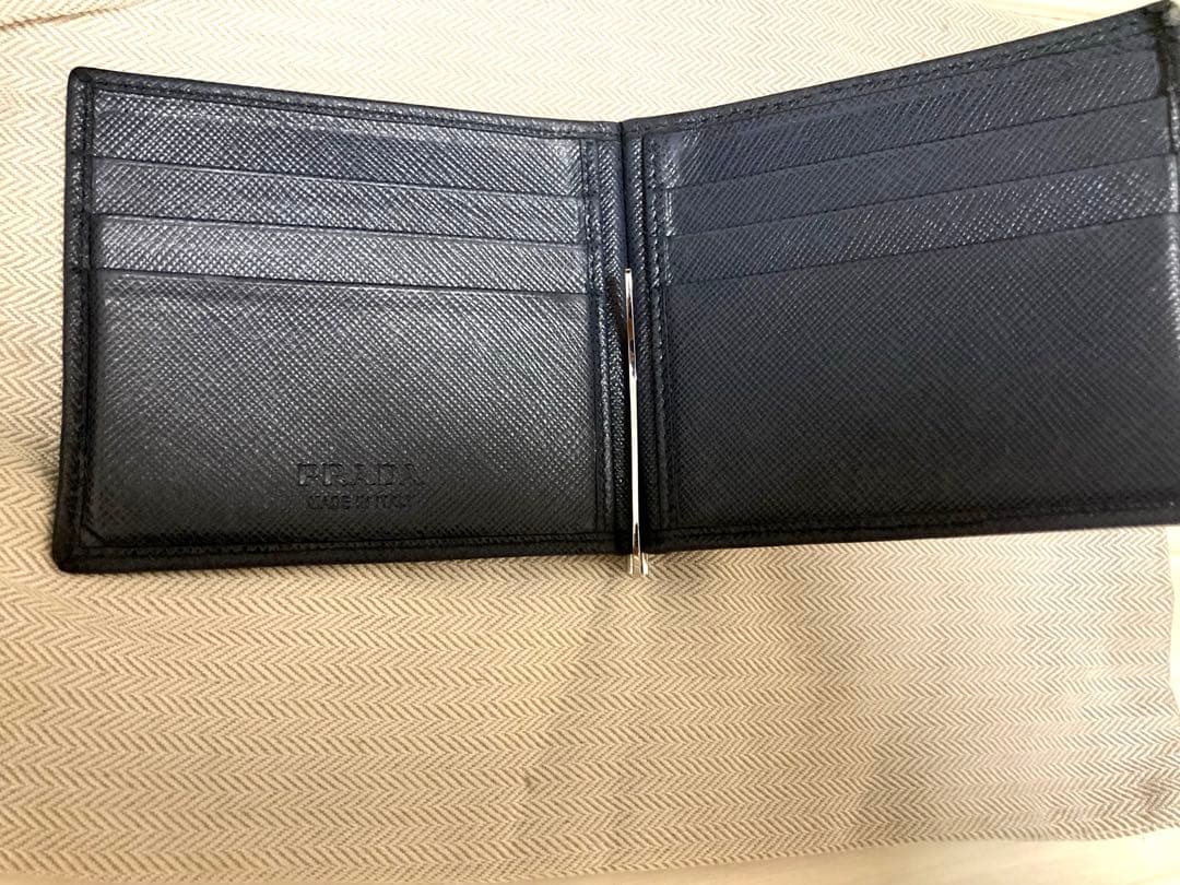 PRADA　マネークリップ付サフィアーノトライアングル 財布 黒(正規品)
