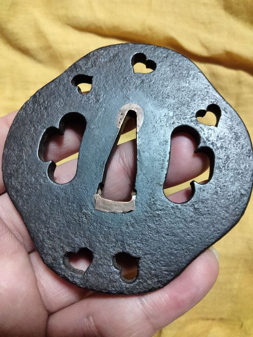 珍品　鉄鍔　鐔　(駿河家信　猪目小透かし)　江戸時代　箱付き