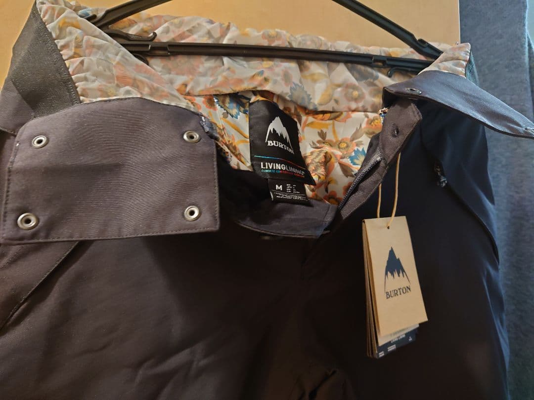 BURTON　タグ付き　 スノーボードジャケット とパンツ　M