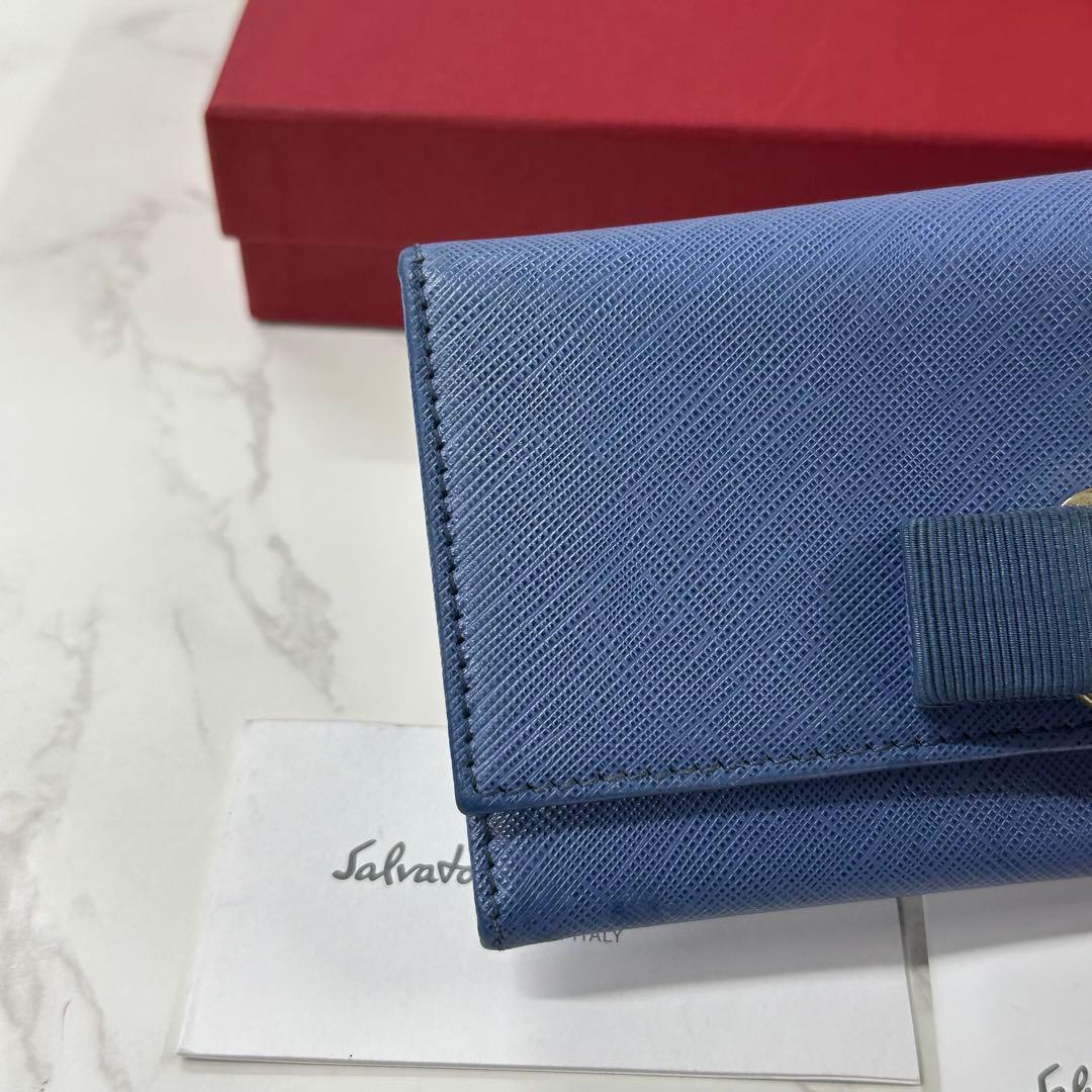 新品同様‼️ サルヴァトーレフェラガモ　財布　二つ折り　長財布　ヴァラ　リボン