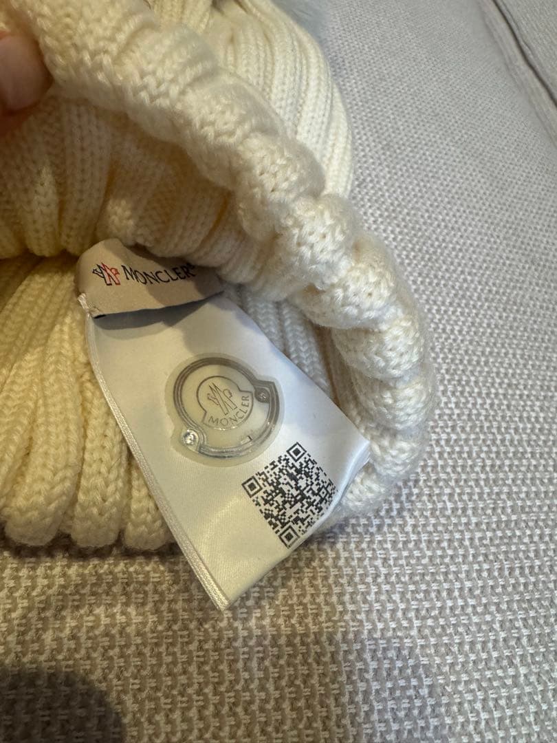 モンクレール ニット帽 アイボリー