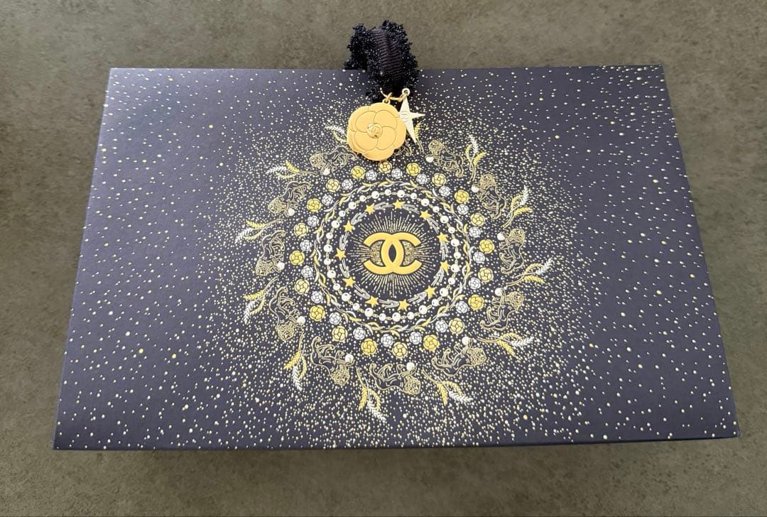 a*e様 シャネル　レ キャトル オンブル ニュイ アストラル アイシャドウ　特