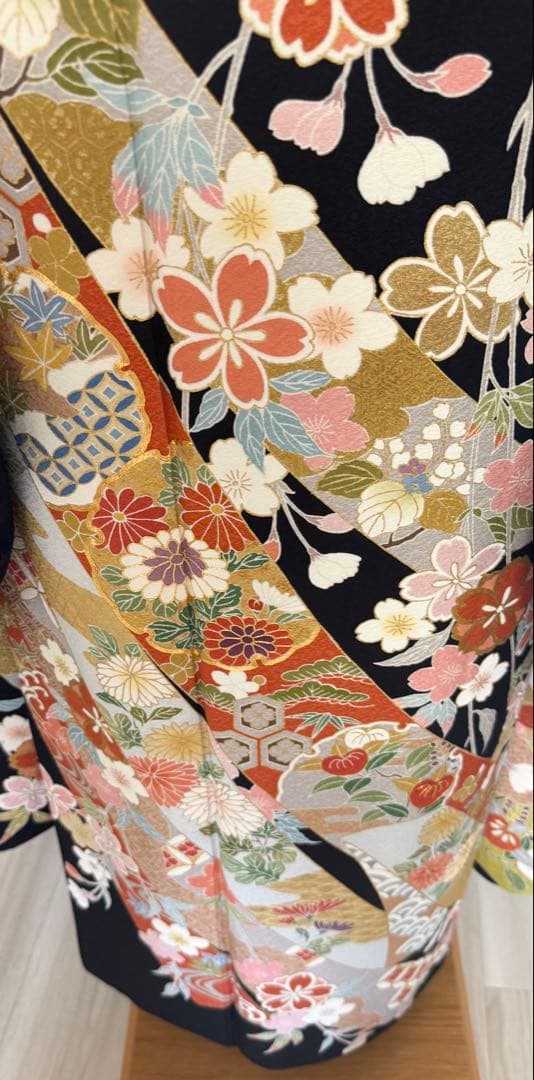 裄６９．５ｃｍ　豪華　４点セット　黒地に金駒刺繍 も豪華な振袖