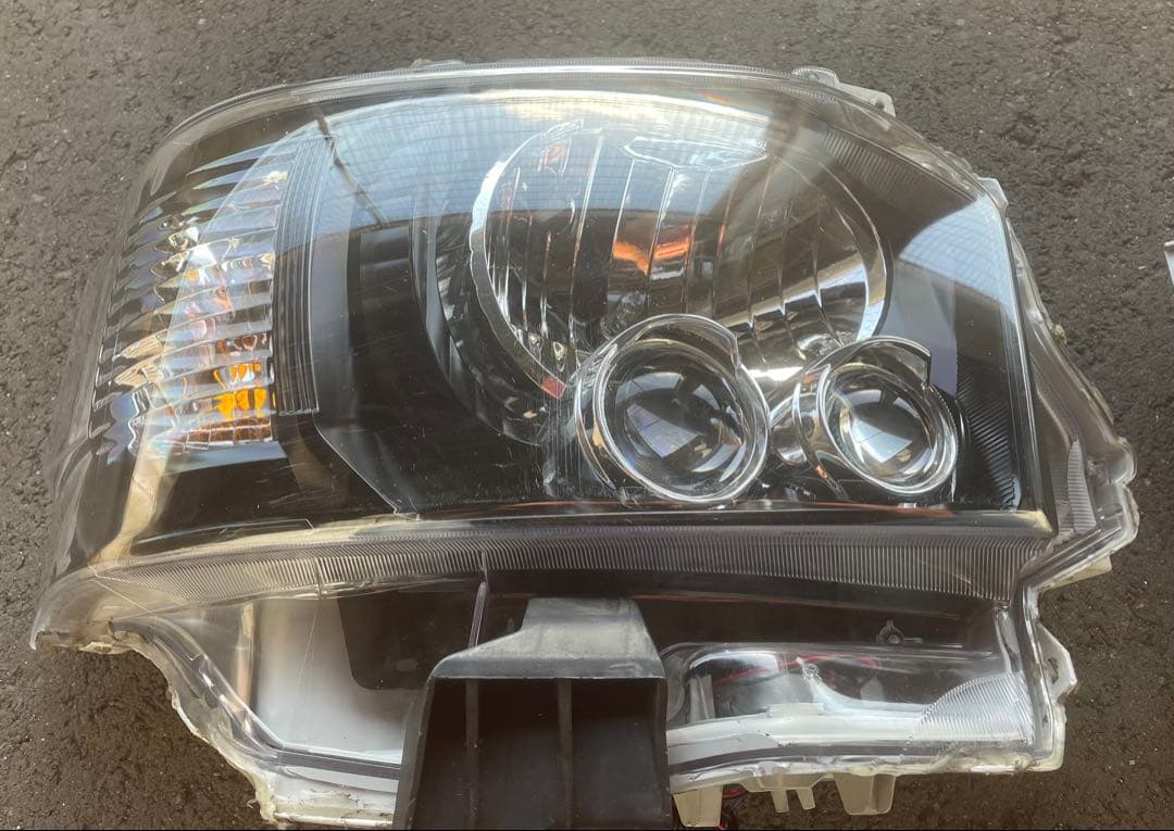 200系ハイエース　社外LEDヘッドライト　インナーブラック