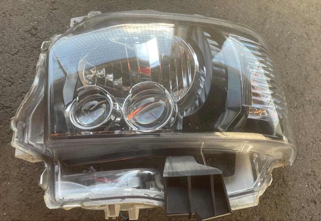 200系ハイエース　社外LEDヘッドライト　インナーブラック