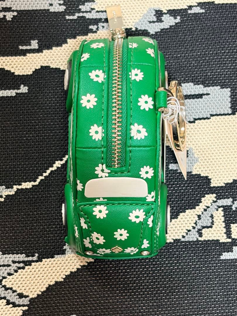 ケイトスペード チャーム　ケース 緑色　新品タグ付き