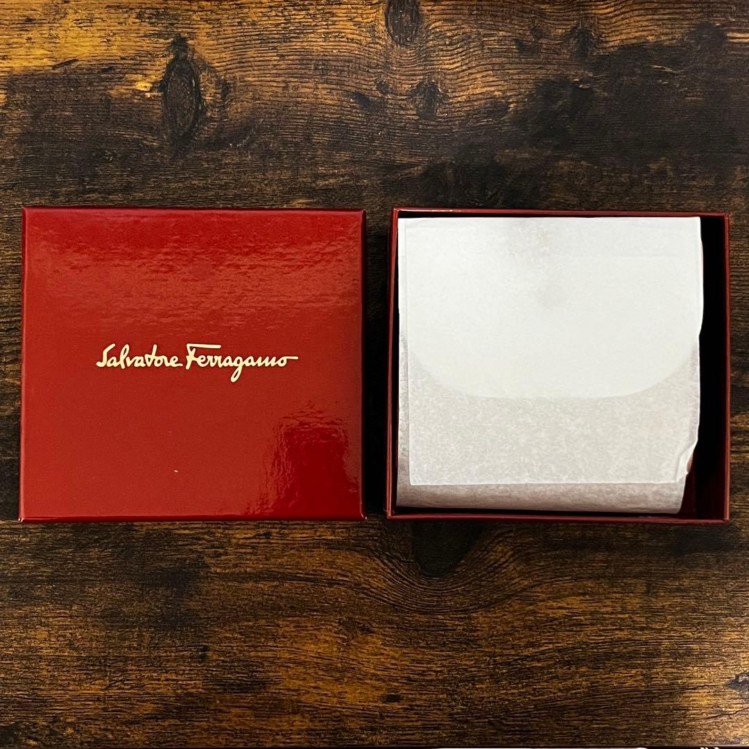 フェラガモ 二つ折り財布 ピンク