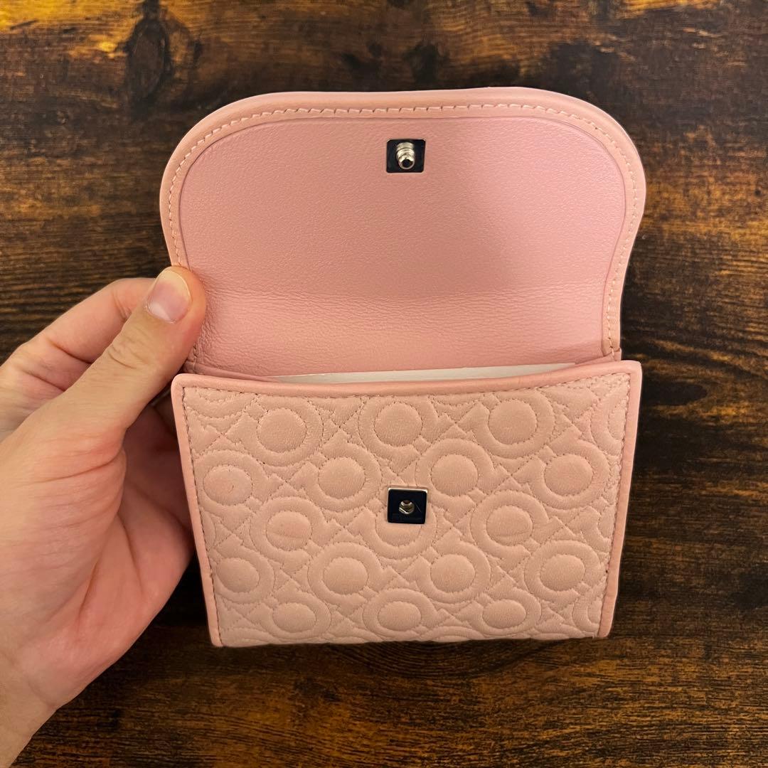 フェラガモ 二つ折り財布 ピンク