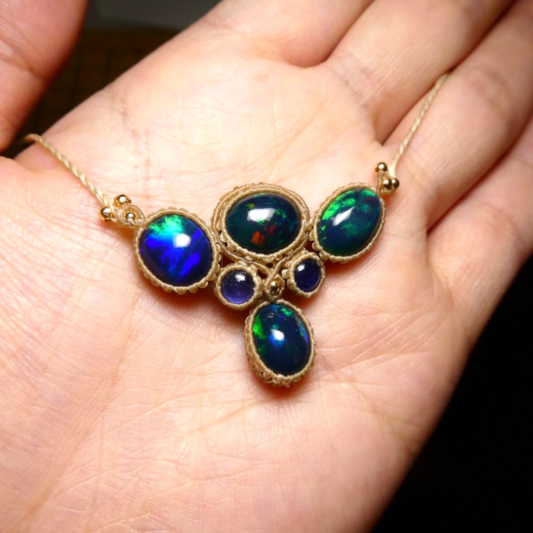 宝石質ブラックオパールとサファイアのマクラメネックレス