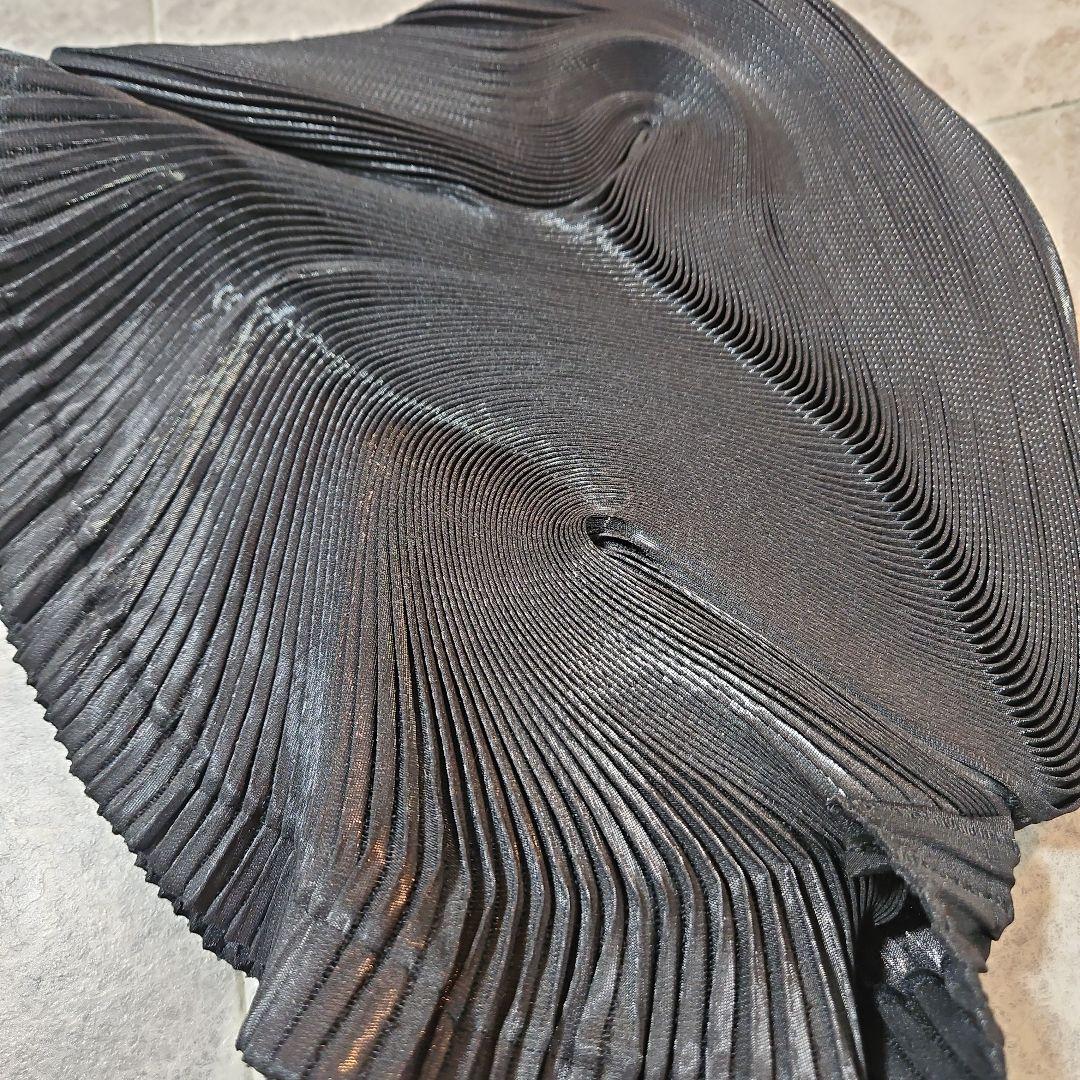 ぬ価格　イッセイミヤケの黒のプリーツ帽子