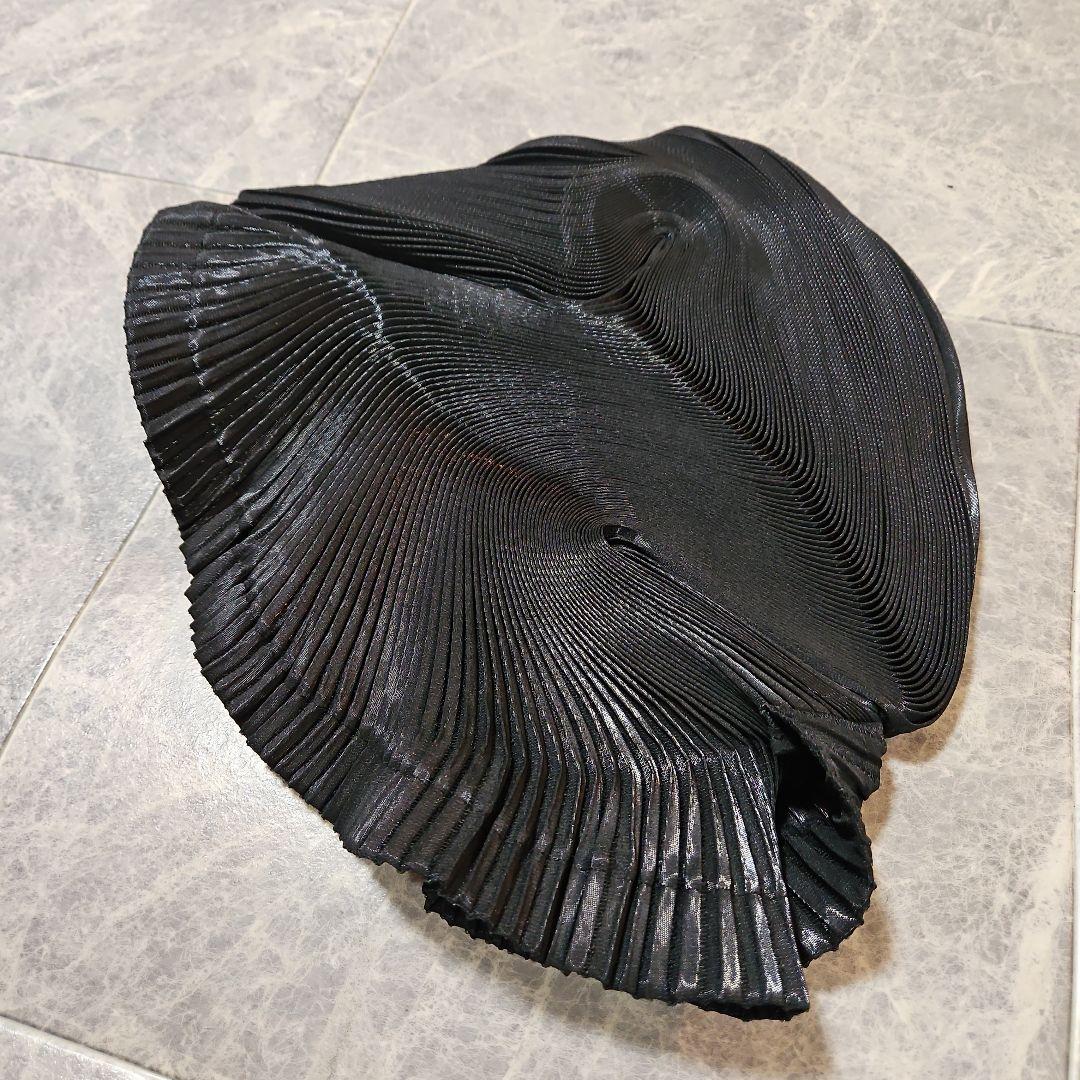 ぬ価格　イッセイミヤケの黒のプリーツ帽子