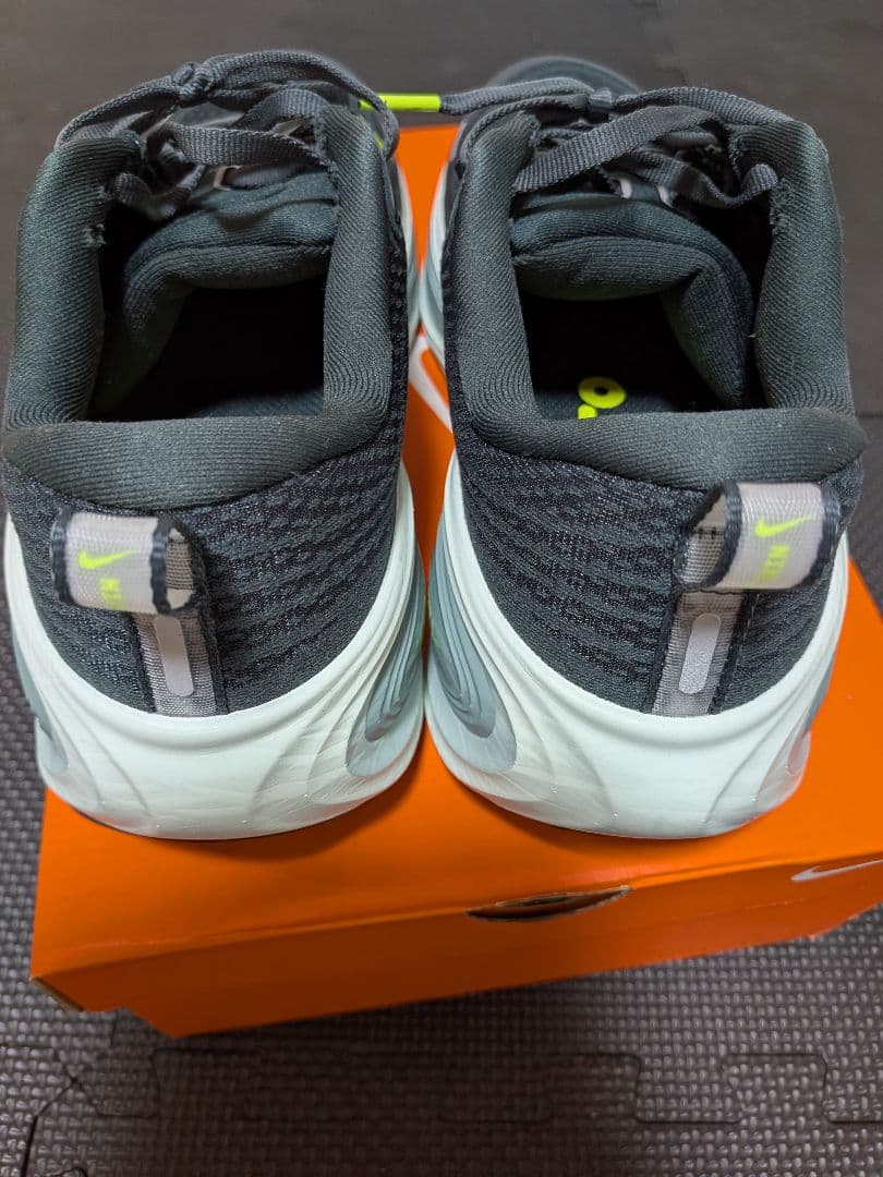 ナイキ　ボメロプラス　25.5