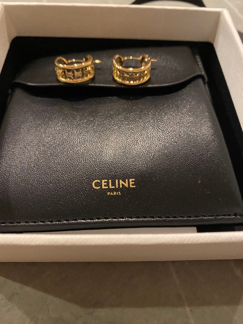 新品未使用　CELINE フープピアス　トリオンフロゴ　セリーヌ　ゴールド