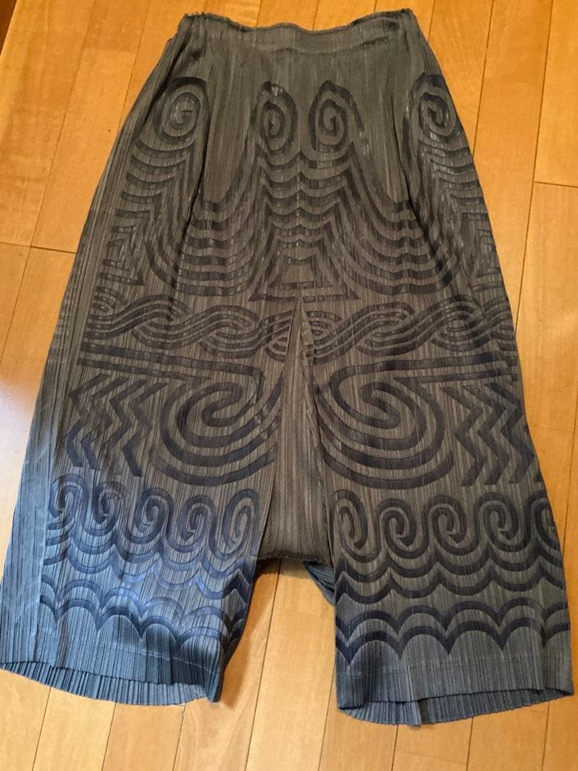 プリーツプリーズのグレー 波模様 サルエルパンツ