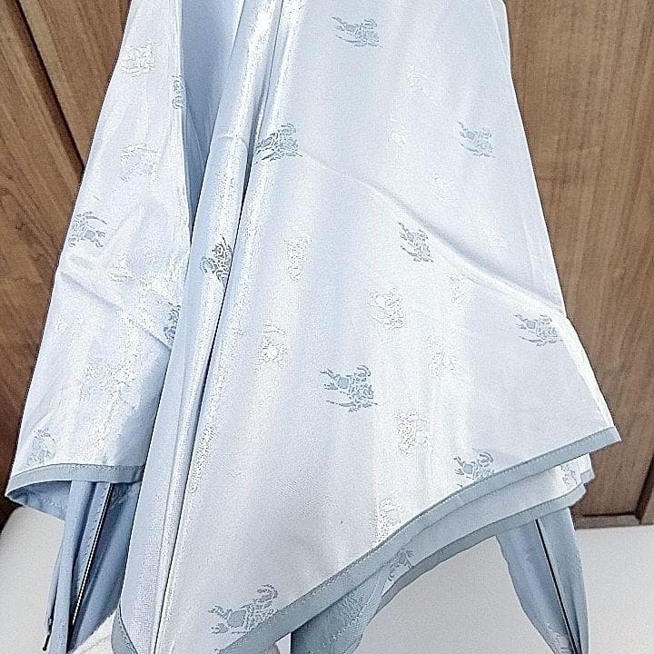 【超美品】バーバリー　晴雨兼用 折りたたみ日傘 騎兵柄　水色 傘袋付き