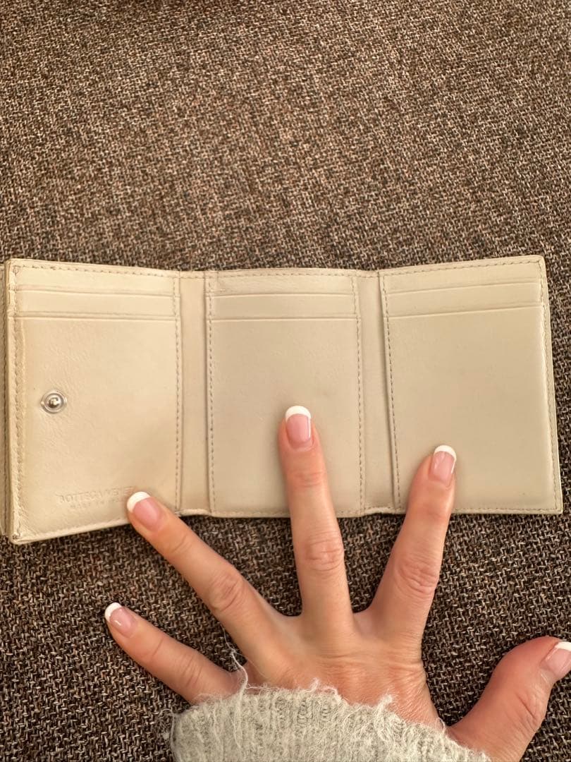 ボッテガべネタ　レザー三つ折り財布 白