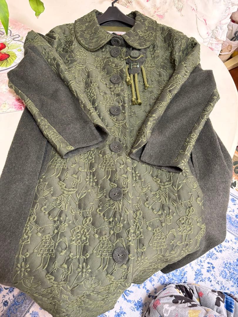 オリーブグリーン刺繍ロングコート
