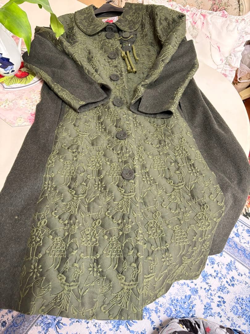 オリーブグリーン刺繍ロングコート