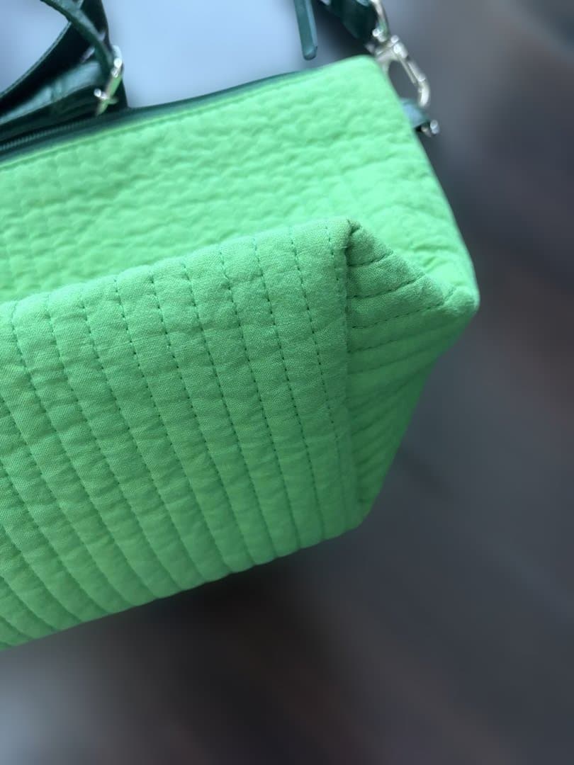 ファミリア×ピオヌンナル　グリーン ショルダーバッグ クマ付き