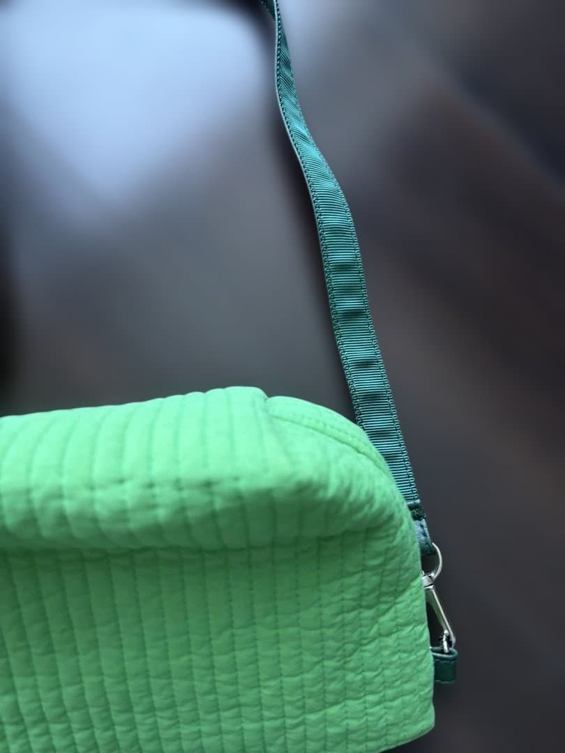 ファミリア×ピオヌンナル　グリーン ショルダーバッグ クマ付き