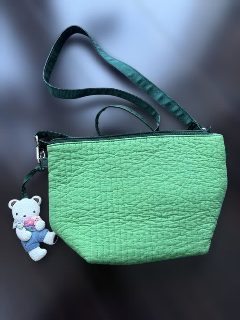ファミリア×ピオヌンナル　グリーン ショルダーバッグ クマ付き