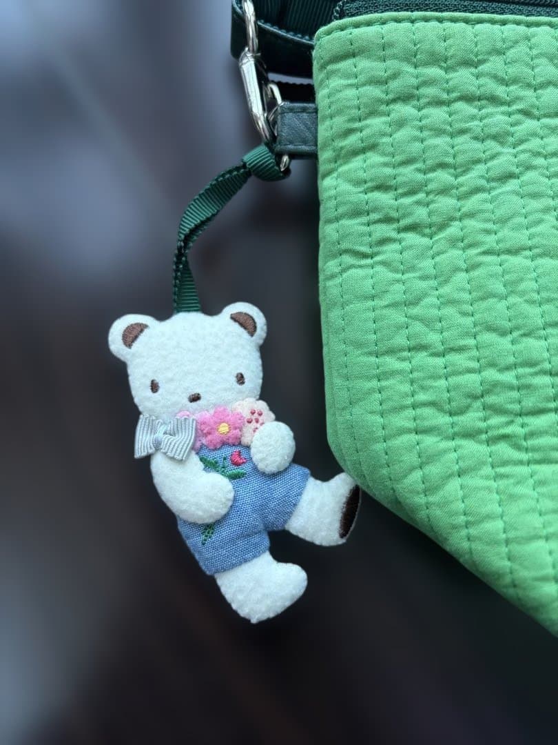 ファミリア×ピオヌンナル　グリーン ショルダーバッグ クマ付き