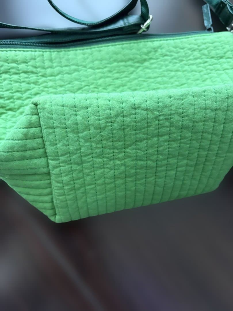 ファミリア×ピオヌンナル　グリーン ショルダーバッグ クマ付き