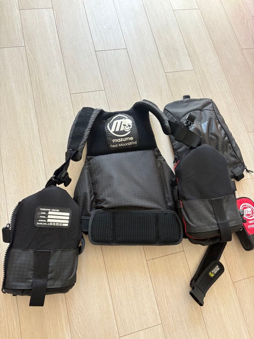 mazume フィッシングベスト ブラック/レッド