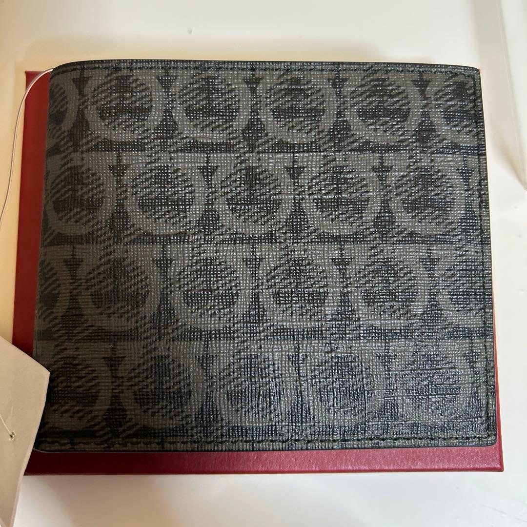 新品フェラガモFerragamo 二つ折り財布 メンズ