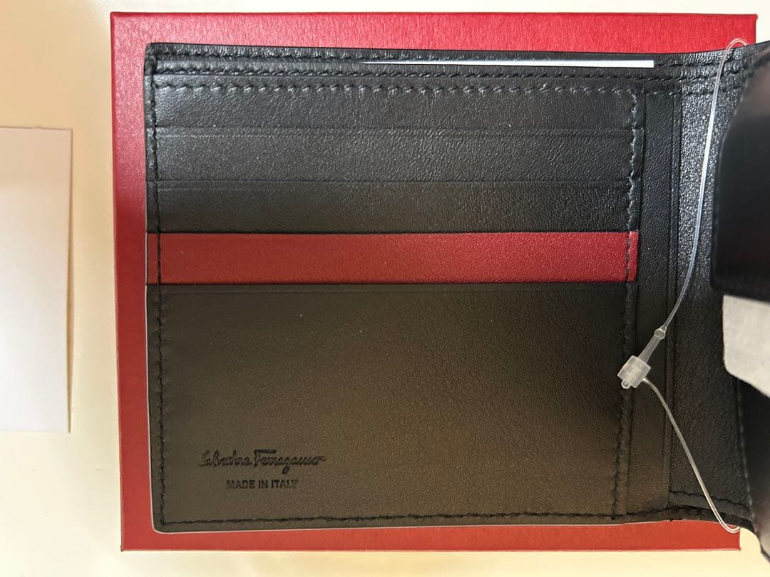 新品フェラガモFerragamo 二つ折り財布 メンズ