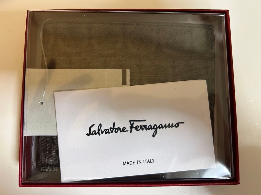 新品フェラガモFerragamo 二つ折り財布 メンズ